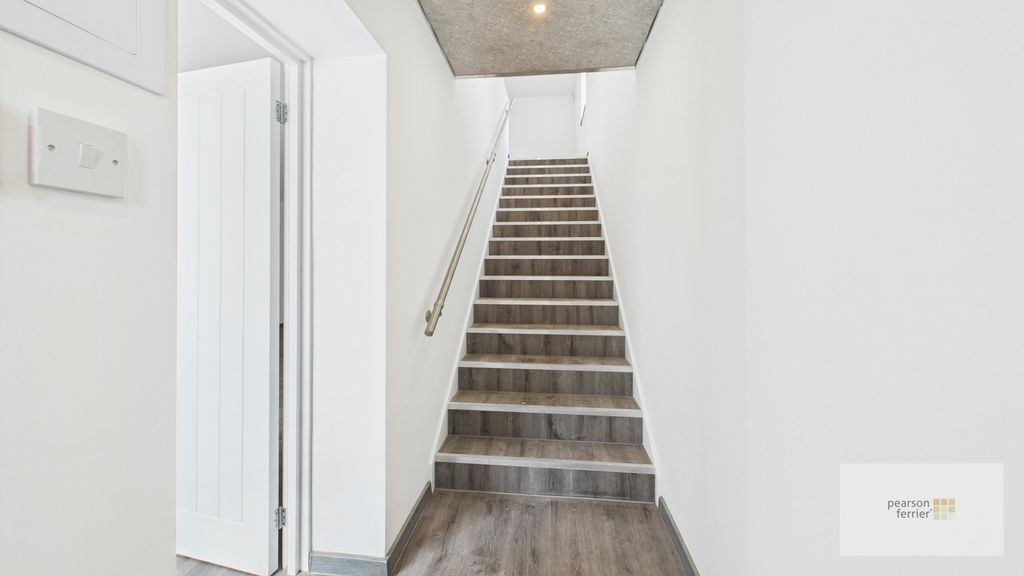 Property photo 2 of 14 Hallway