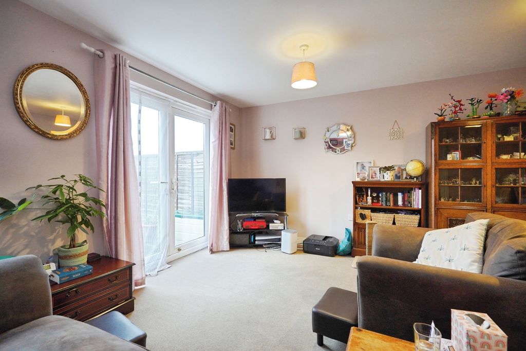 Property photo 2 of 18 Lounge