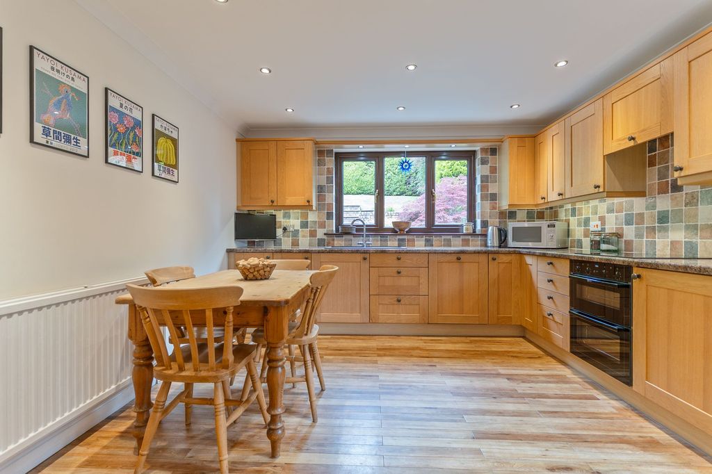 Property photo 3 of 33