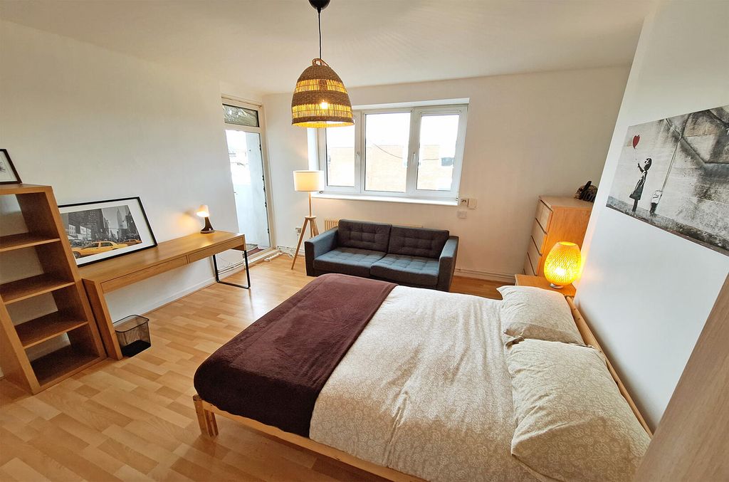 Property photo 2 of 9 Bedroom