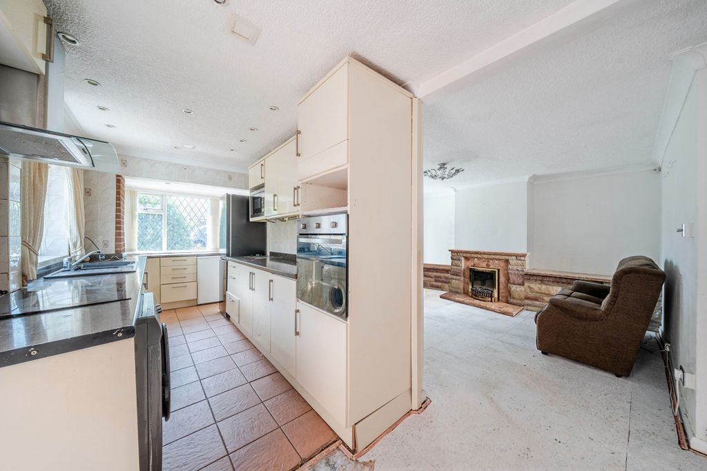 Property photo 3 of 14 Kitchen