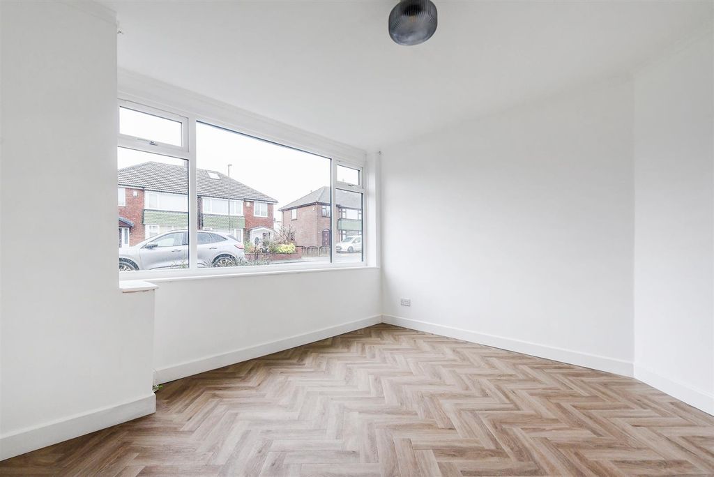 Property photo 3 of 22 Lounge