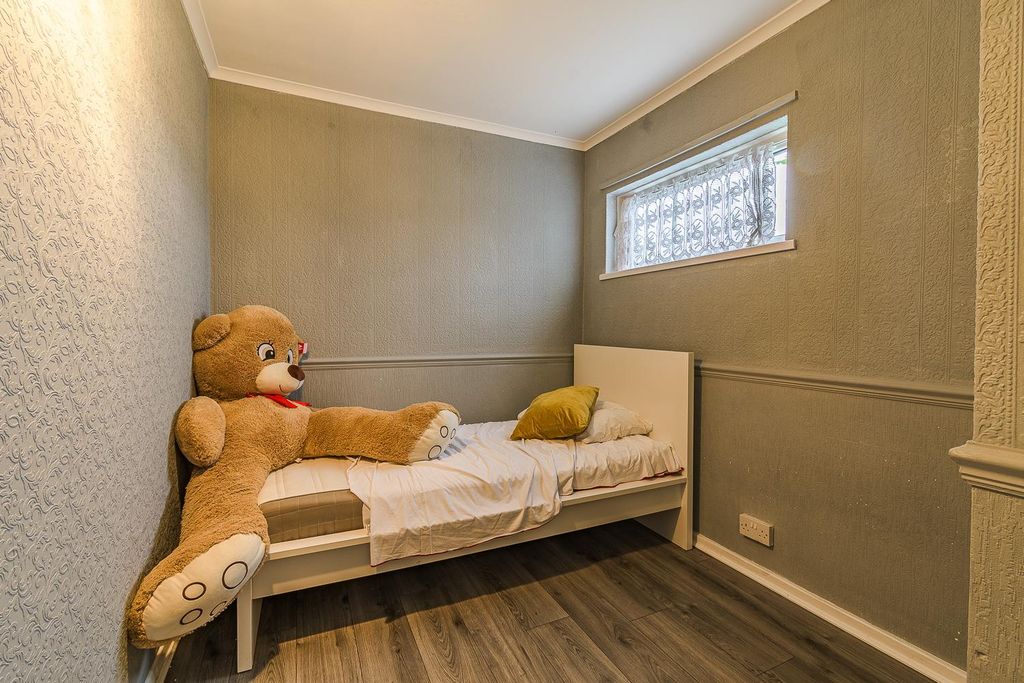 Property photo 3 of 19 Study / Bedroom