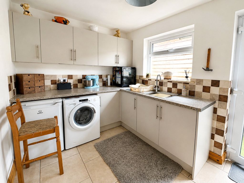 3 bed bungalow for saleSouthcott Road, Bideford, Devon EX39 photo 5