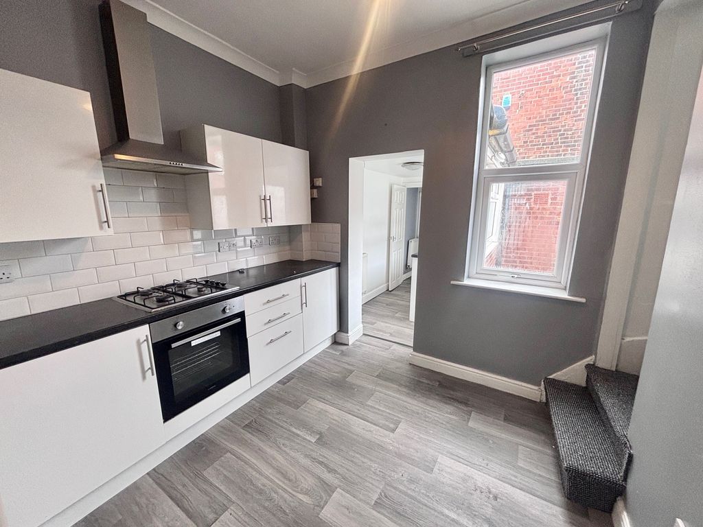 Property photo 2 of 8 Kitchen