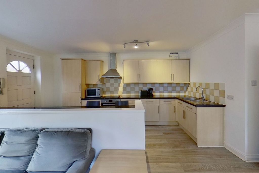 Property photo 1 of 8 Two-Bedroom Ground Floor Flat