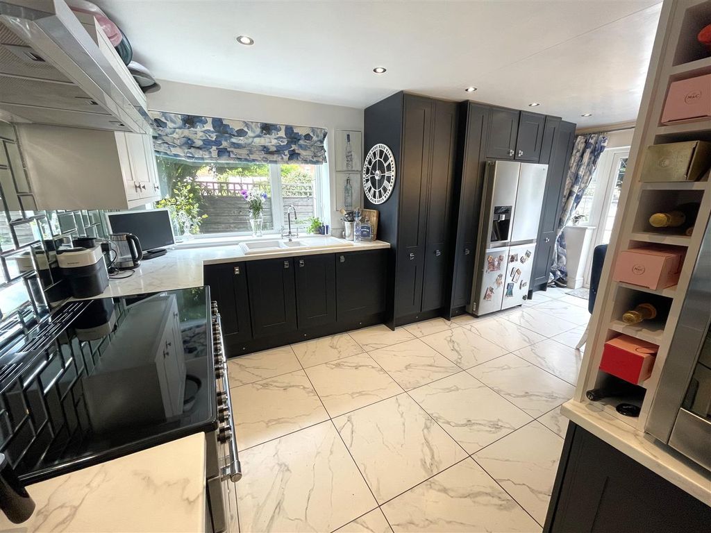 Property photo 3 of 25 Kitchen