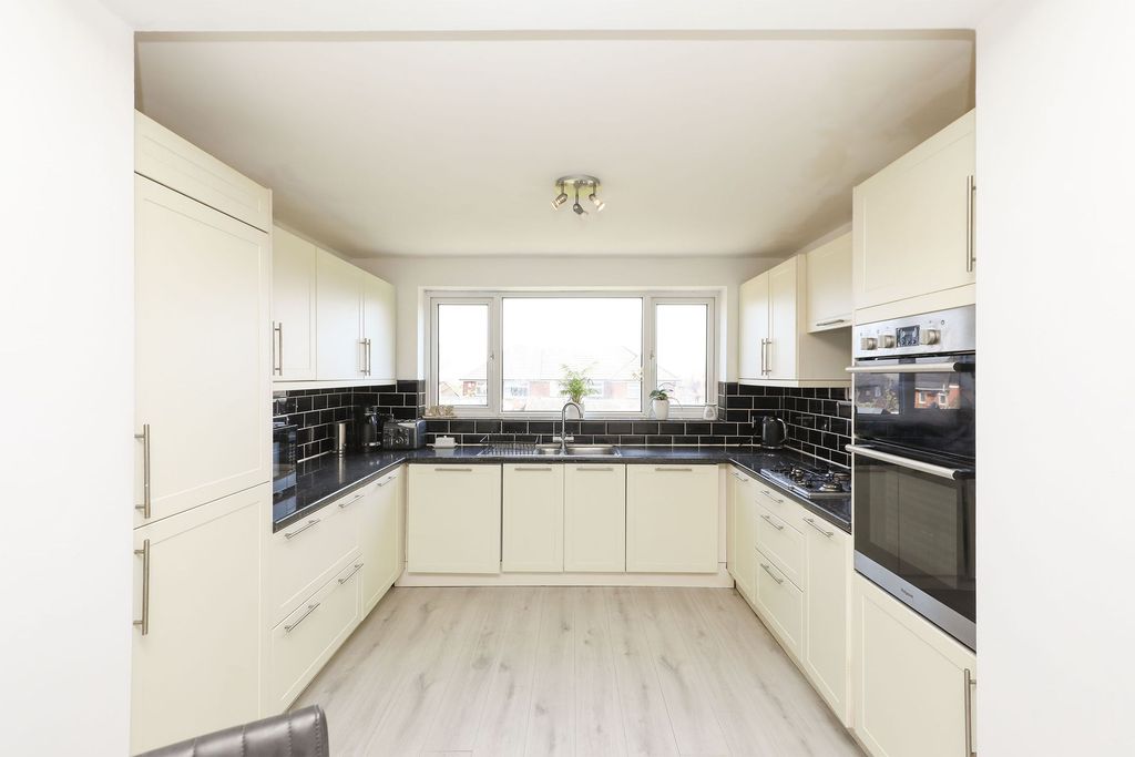 Property photo 3 of 27