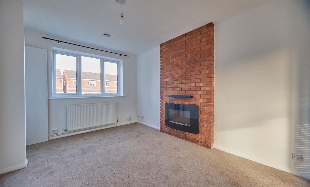 Property photo 3 of 10 Charnwood Rd Bw 2.Jpg