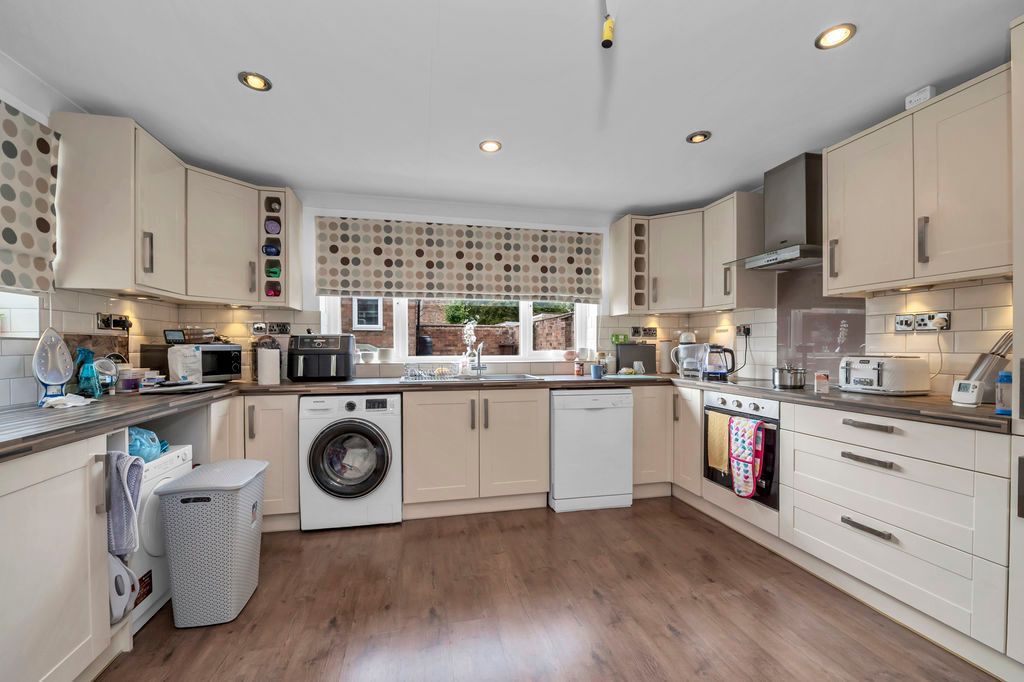 Property photo 2 of 11 Kitchen