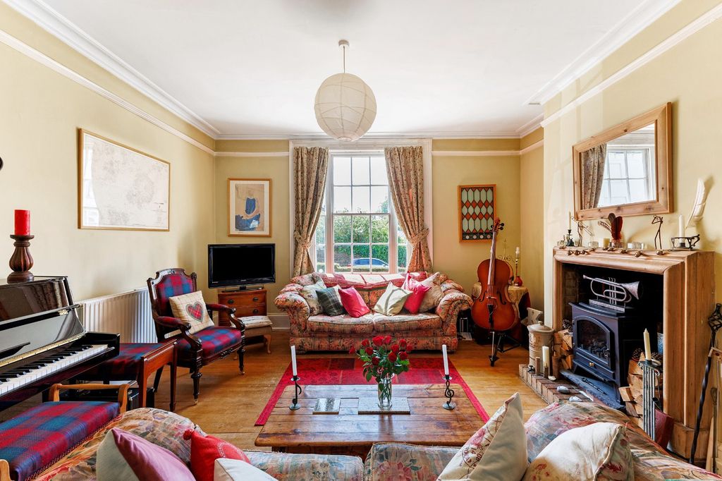 Property photo 2 of 14 Sitting Room