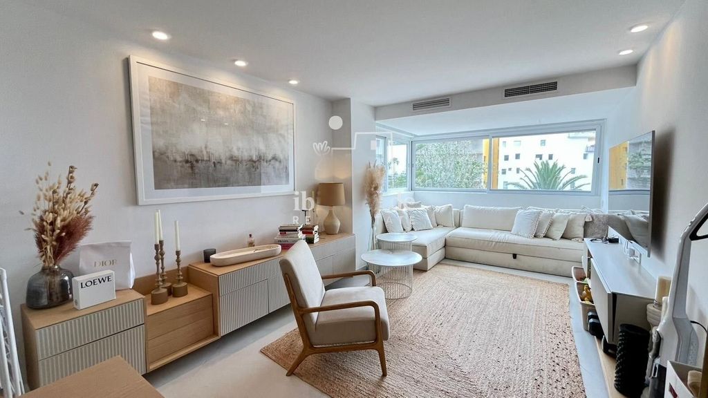 Property photo 1 of 12 A Beautiful, Modern Flat In Botafoc
