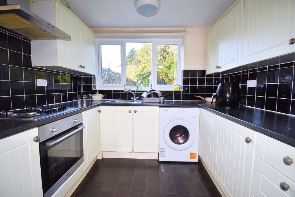 Property photo 2 of 10 Kitchen