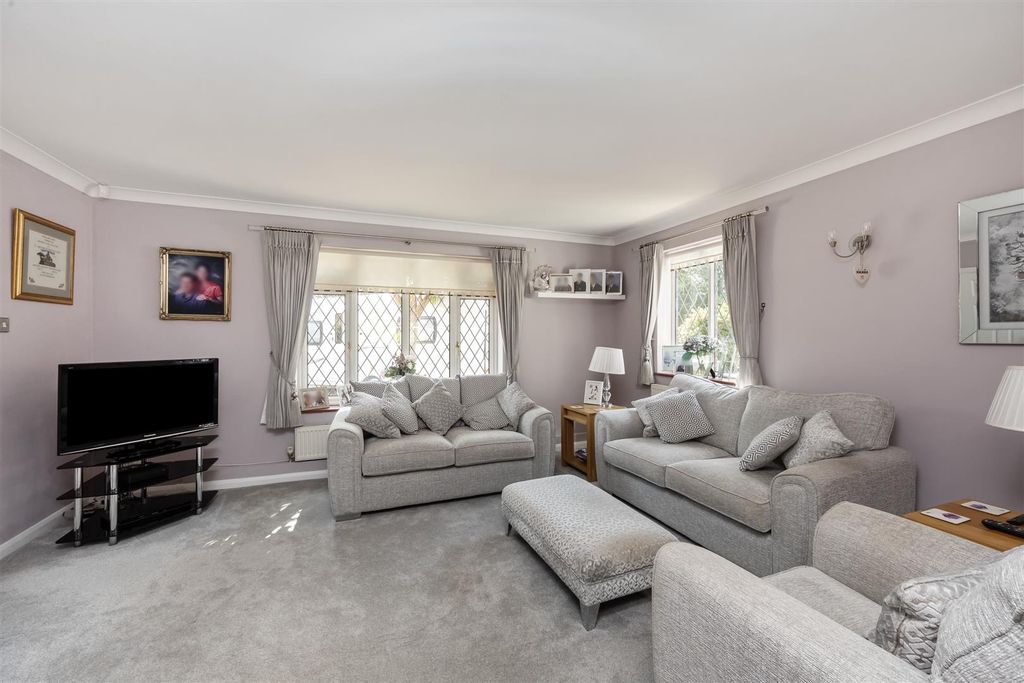 Property photo 3 of 35 Arlington Close, 12-016.Jpg