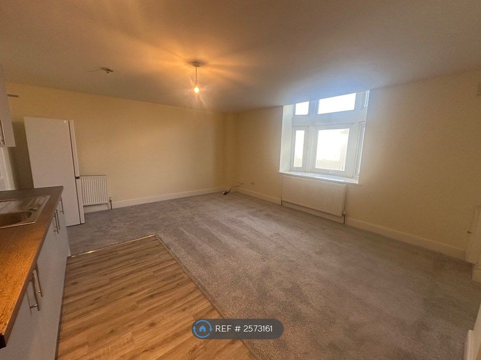 Property photo 1 of 10 Living Room