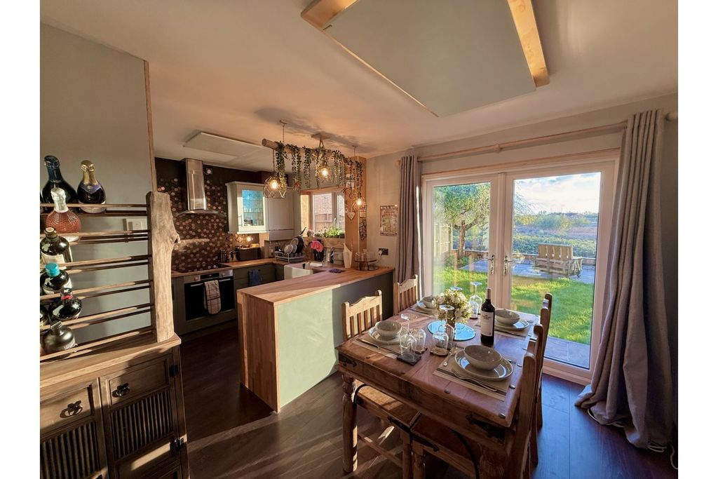 Property photo 3 of 14 Kitchen/Dining Room