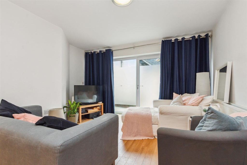 Property photo 1 of 9 F8 122 Tooting High Street, London Reception.Jpg