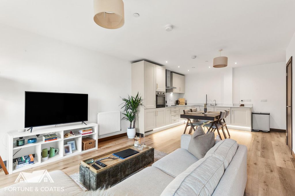 Property photo 1 of 14 Godfreyhouse_12.Jpg