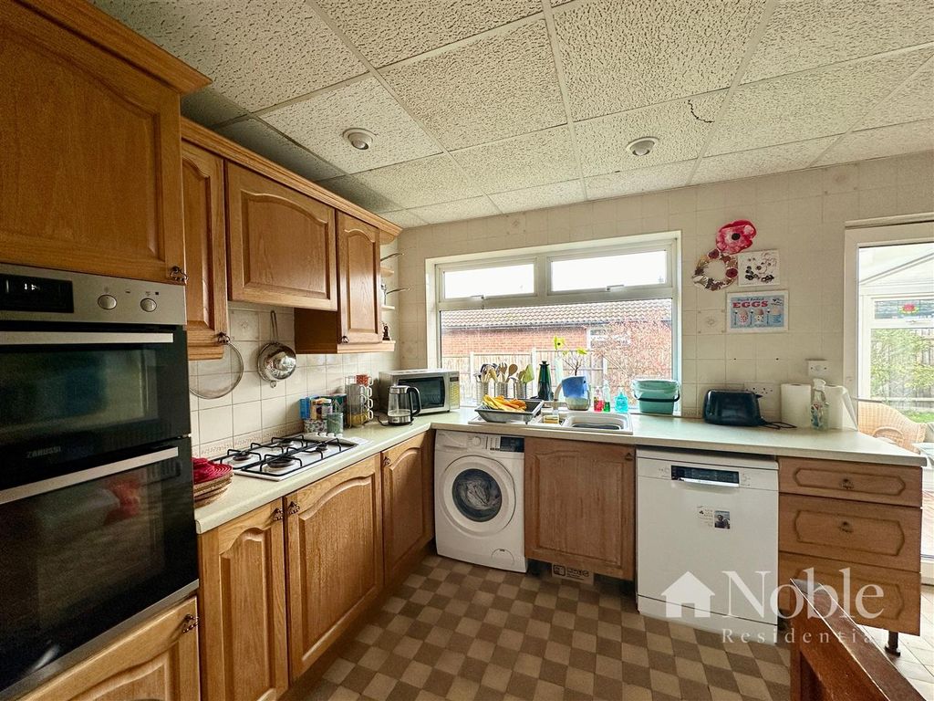 Property photo 3 of 17 Kitchen