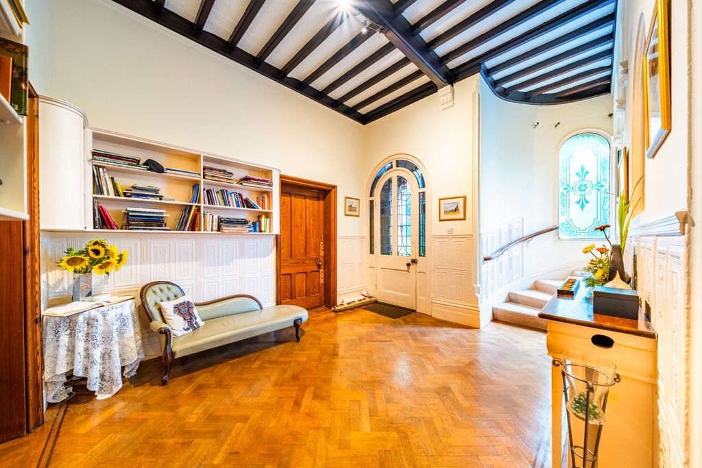 Property photo 2 of 28