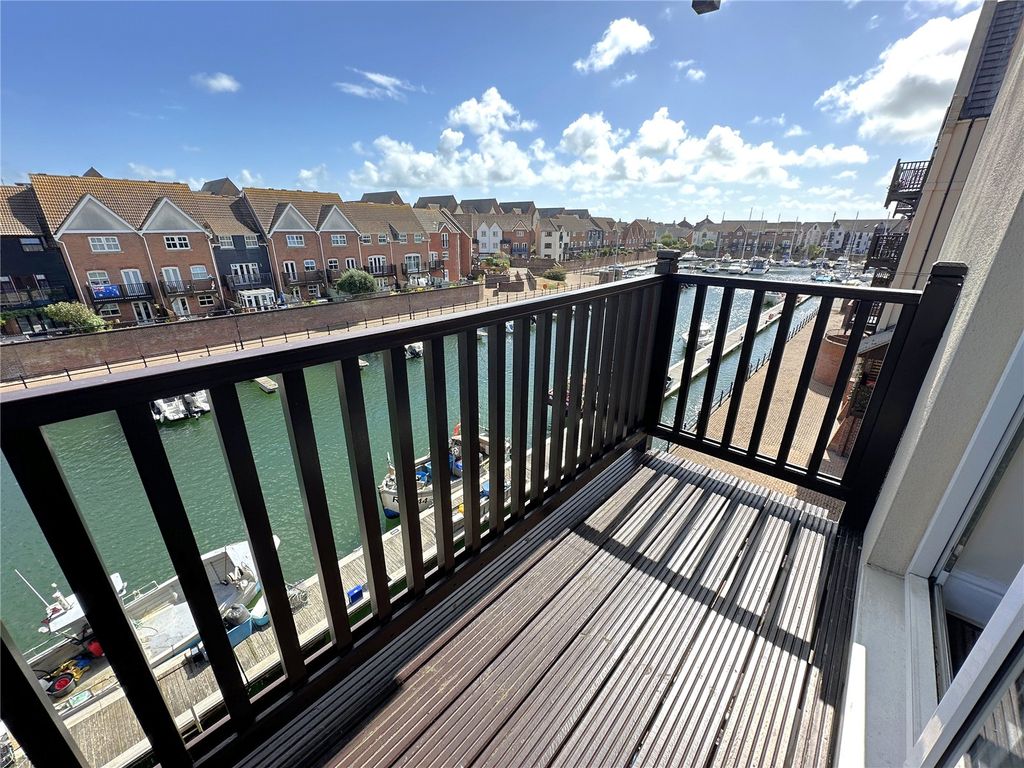 Property photo 2 of 11 Balcony
