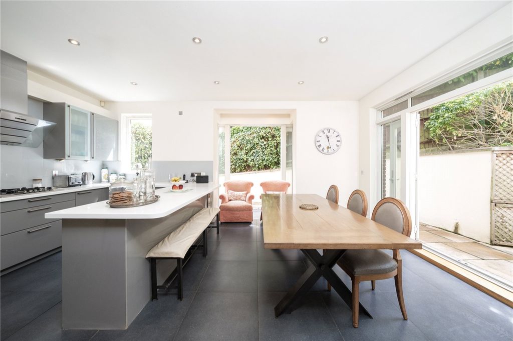 Property photo 3 of 14 Kitchen/Dining