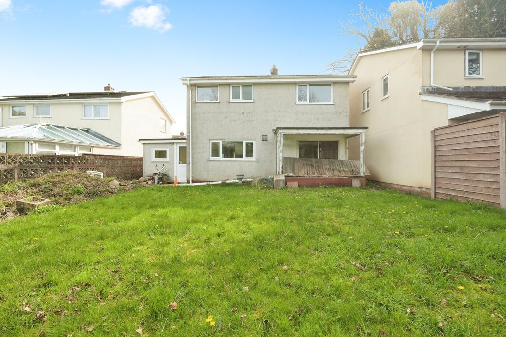 Property photo 3 of 20 19Fairholme-05