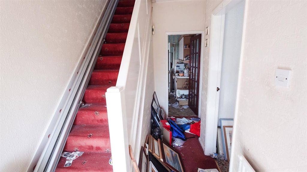 Property photo 3 of 14 Entrance Hall