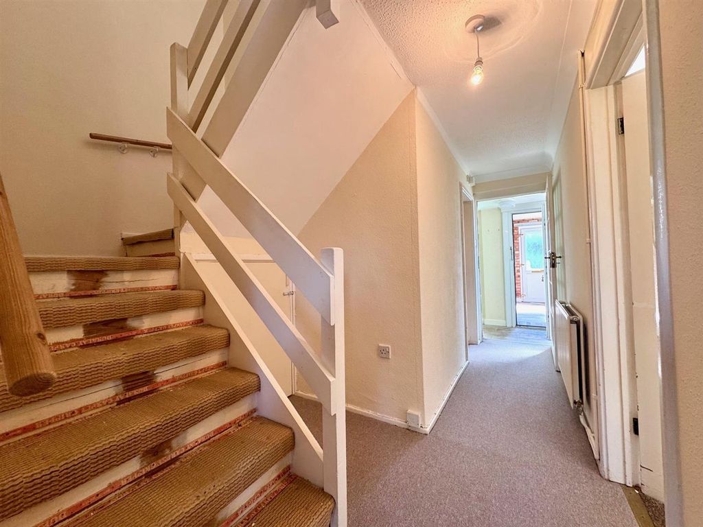 Property photo 2 of 23 Entrance Hall