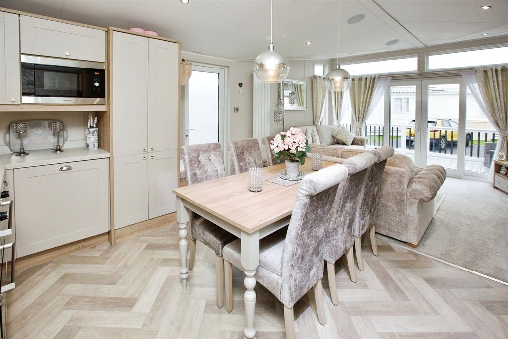 Property photo 1 of 15 Kitchen/Dining