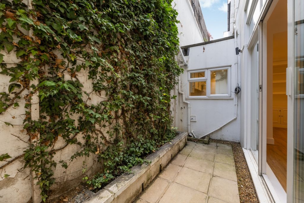 Property photo 3 of 9 Queens Gate Garde...
