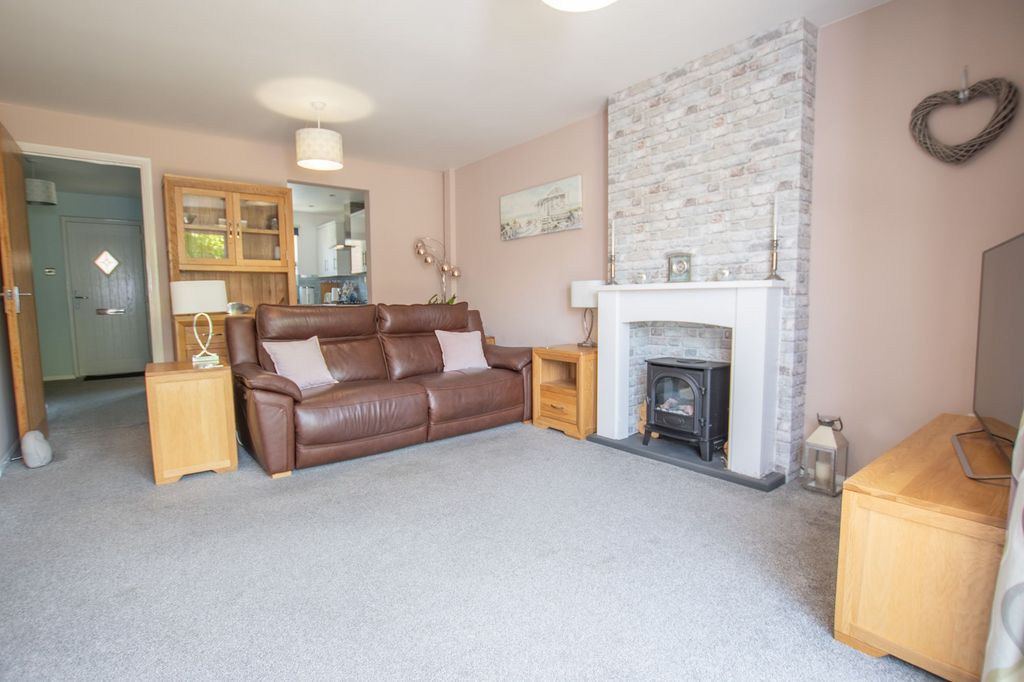 Property photo 3 of 14 Lounge
