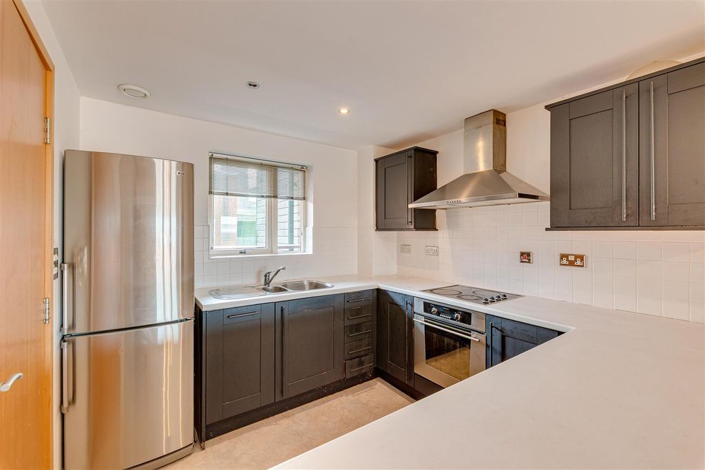 Property photo 2 of 21 87 Hudson Gardens_18.Jpg