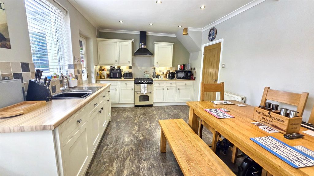 Property photo 3 of 13 10720.Jpg