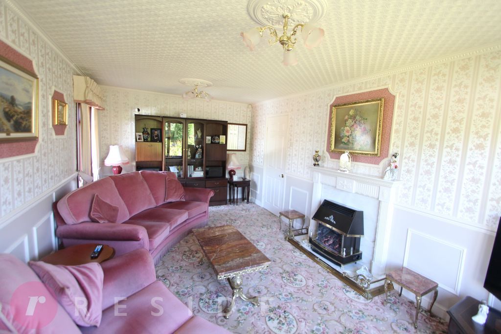 Property photo 2 of 18 Lounge