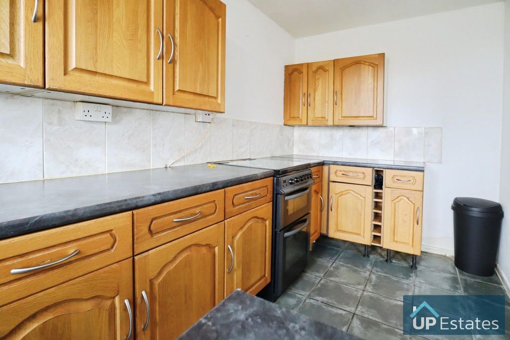 Property photo 3 of 11 Kitchen
