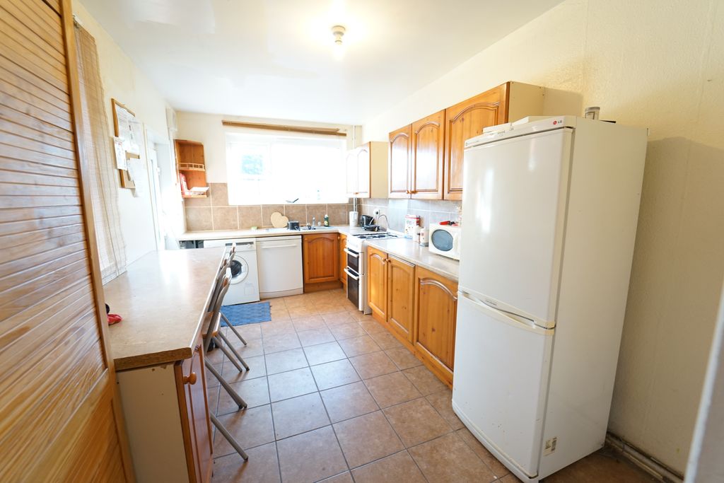 Property photo 2 of 9 Kitchen