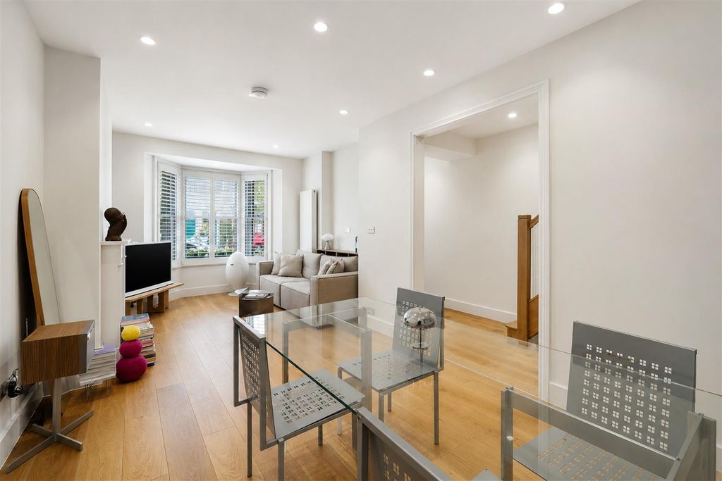 Property photo 3 of 17 10 Treadgold Street - Cimzaw1E5Apoglotpofe.Jpg