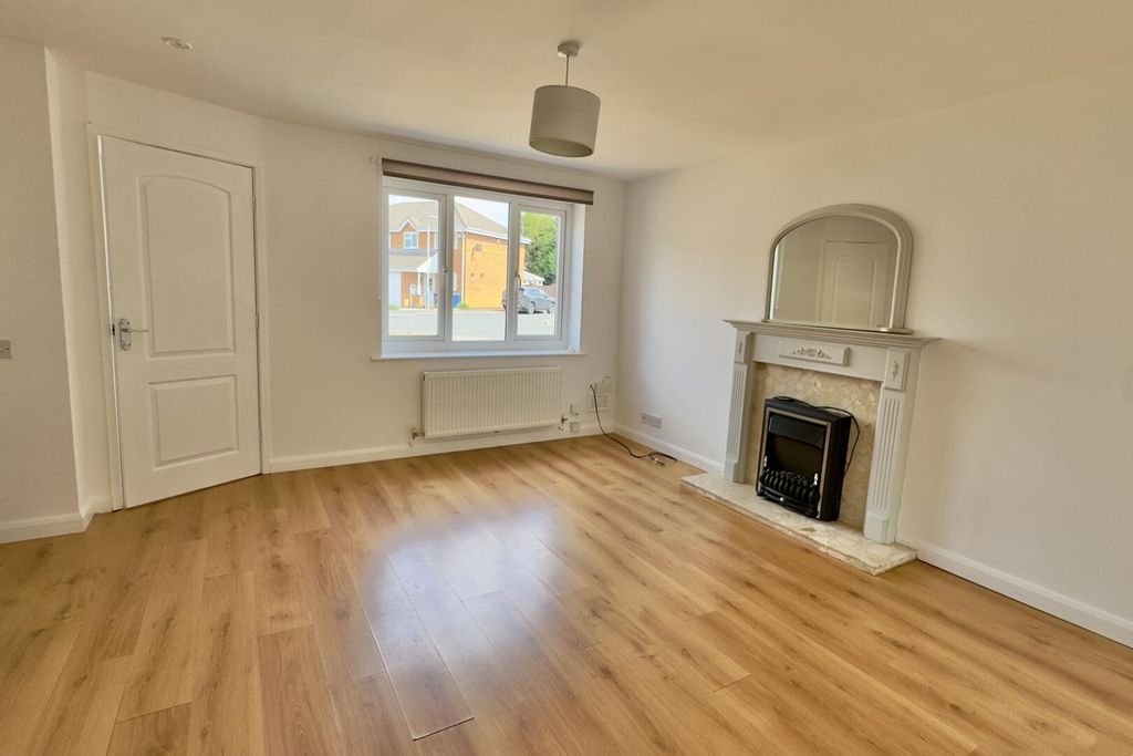 Property photo 3 of 17 Living Room