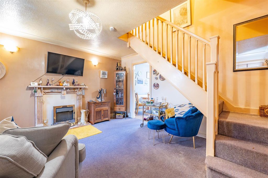 Property photo 2 of 15 Lounge