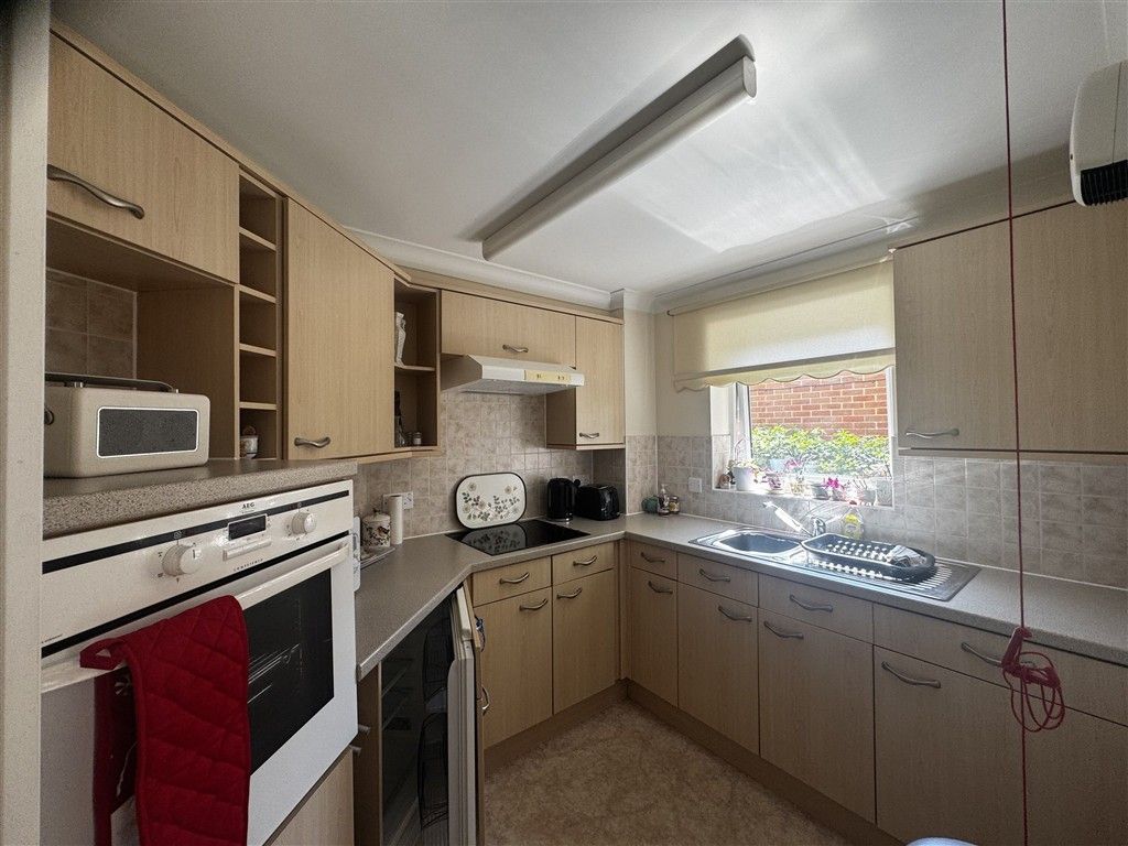 Property photo 3 of 7 Kitchen