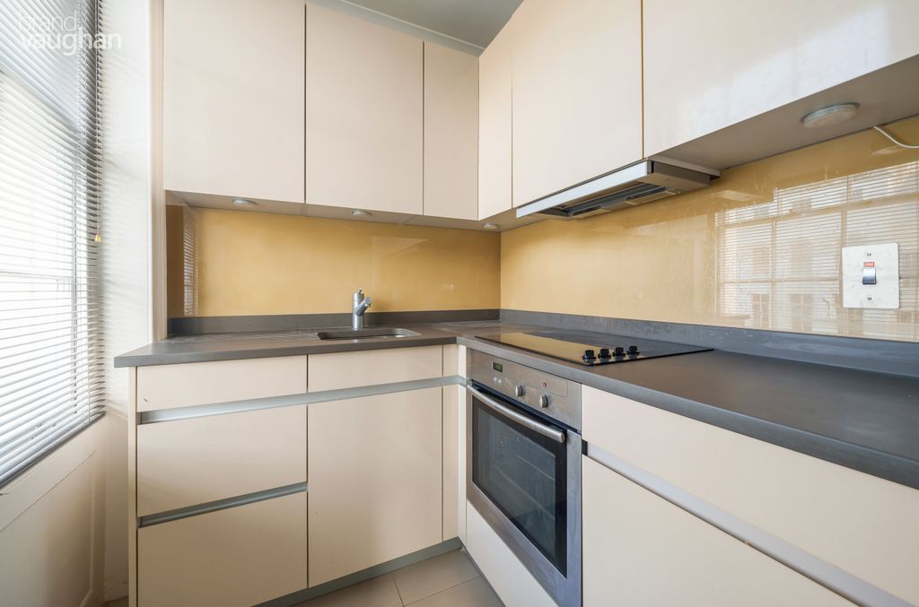 Property photo 2 of 9 Kitchen