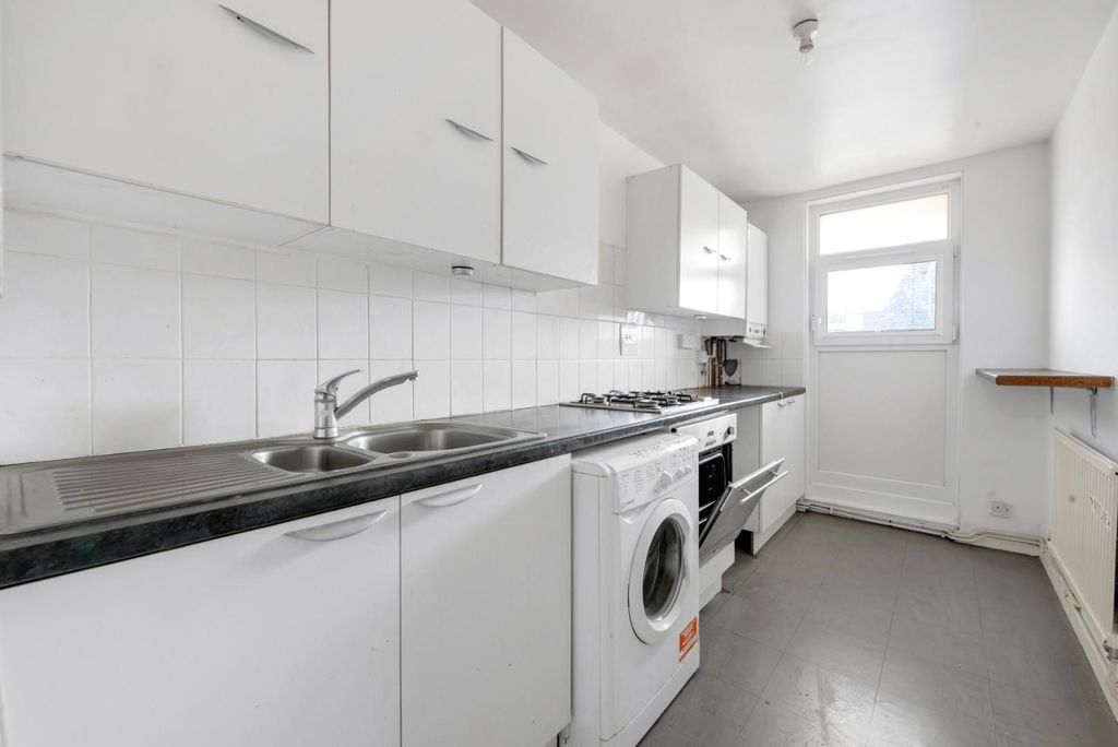 Property photo 2 of 6 Kitchen