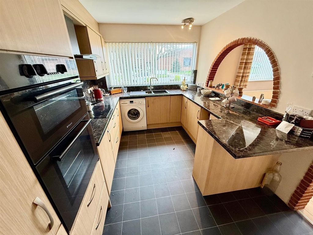 Property photo 3 of 17 Kitchen