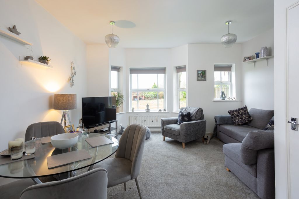 Property photo 1 of 10 Living/Dining Room