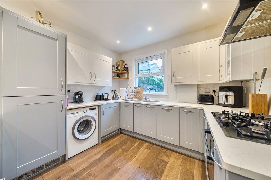 Property photo 2 of 10 Kitchen