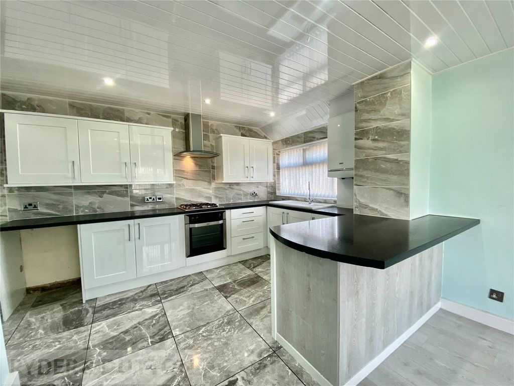 Property photo 3 of 18 Kitchen