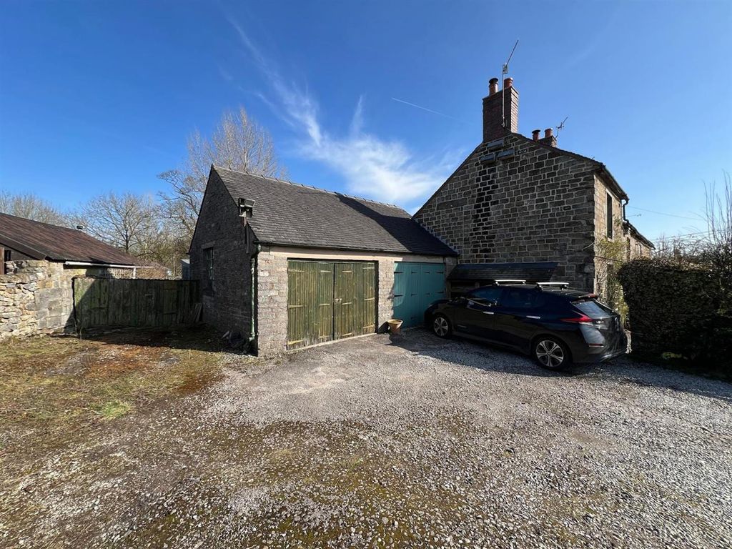 Property photo 2 of 32 Garage & Drive