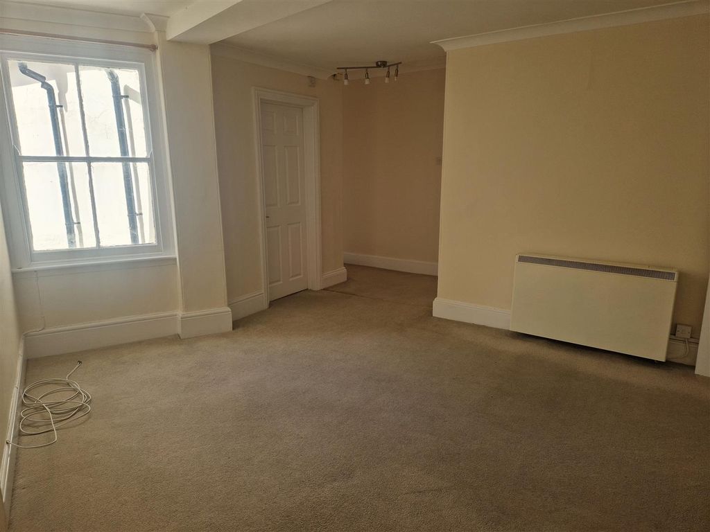 Property photo 3 of 8 1000064584.Jpg