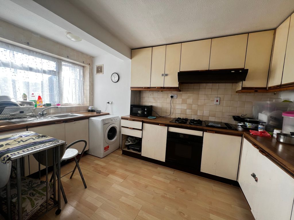 Property photo 2 of 8 Kitchen